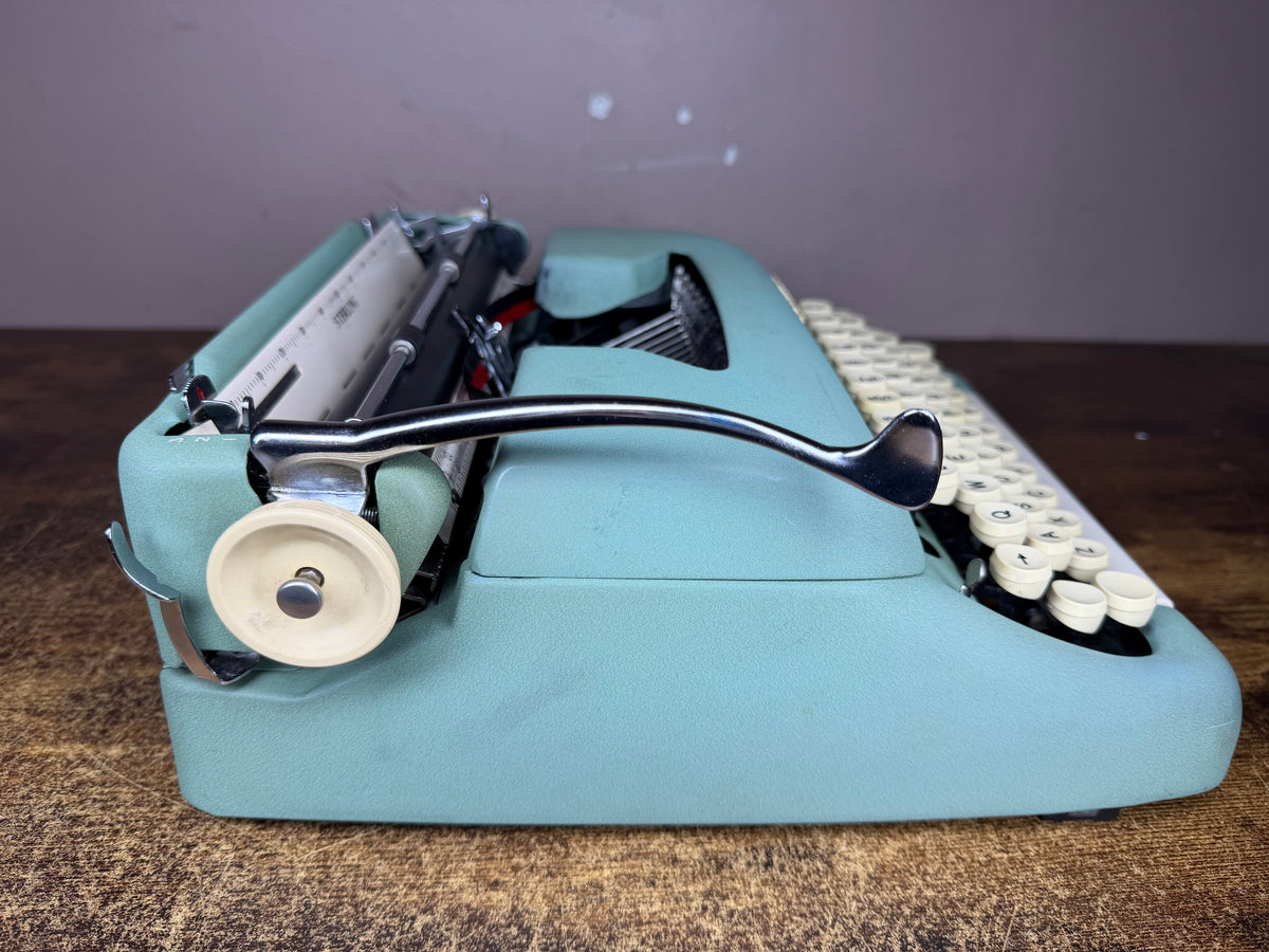 Excellent! Serviced 1960 Smith-Corona Sterling 5A Vintage Portable Typewriter (Elite)