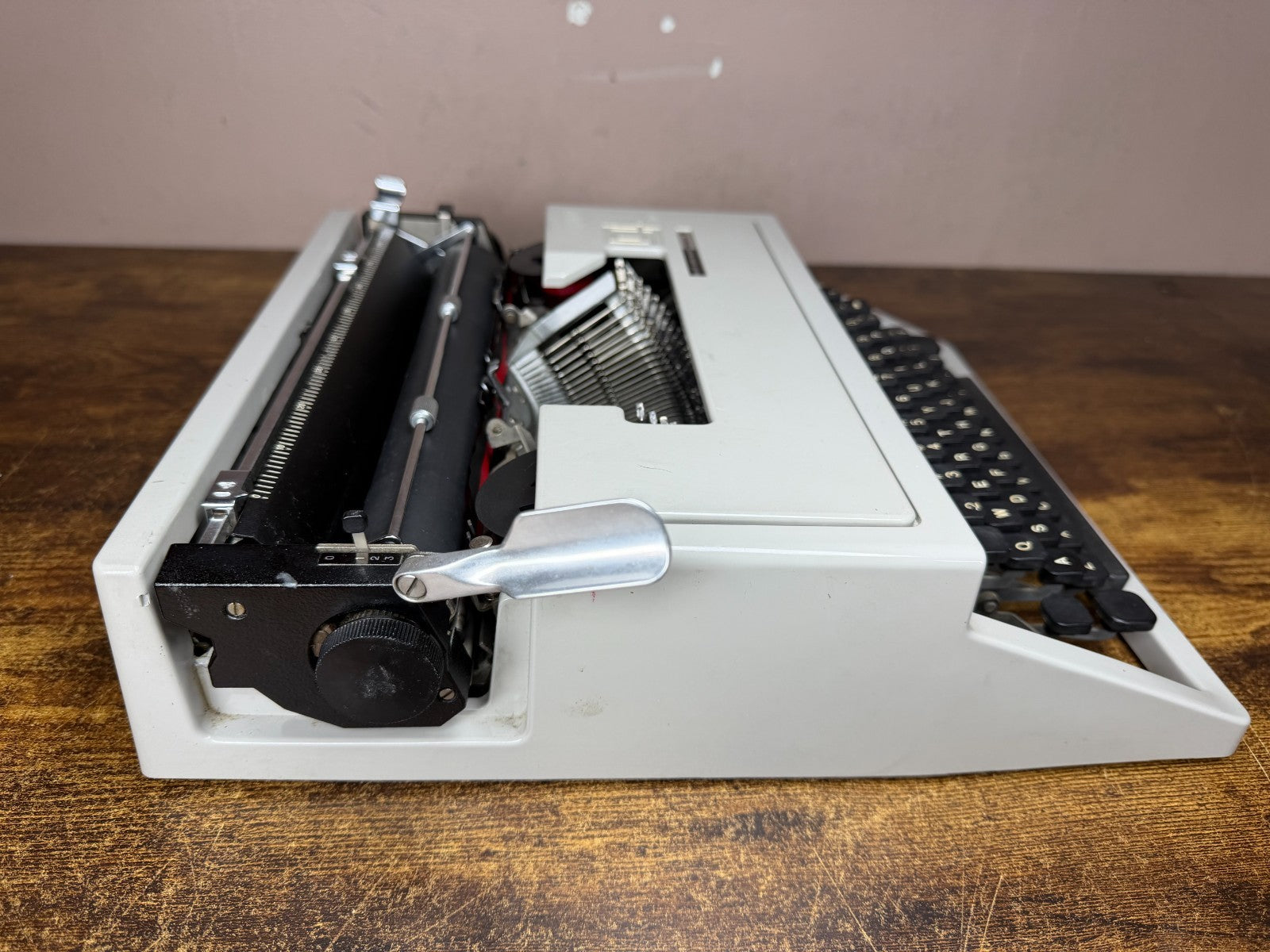 Nice! Serviced 1968 Olivetti Lettera 31 Vintage Ultra-Portable Typewriter Italy