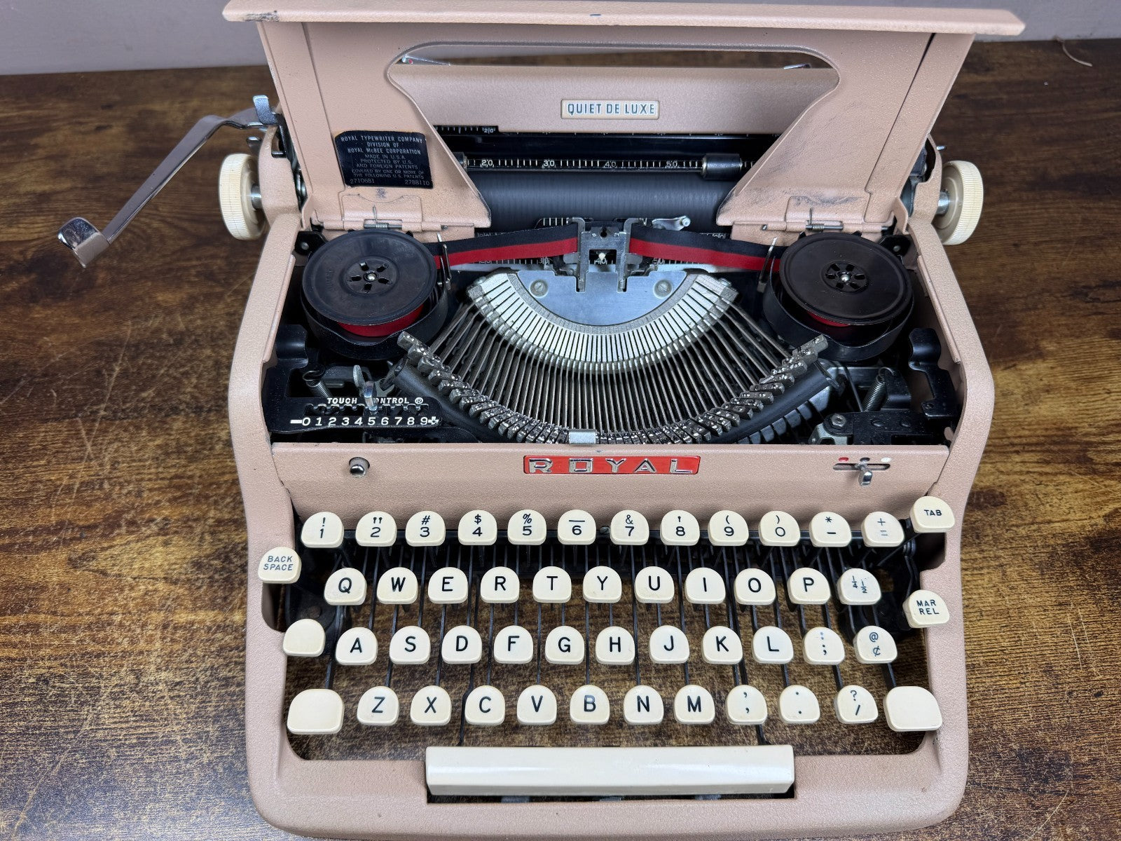 Nice! Serviced 1957 Royal Quiet De Luxe Tan Crinkle Typewriter Book Typeface