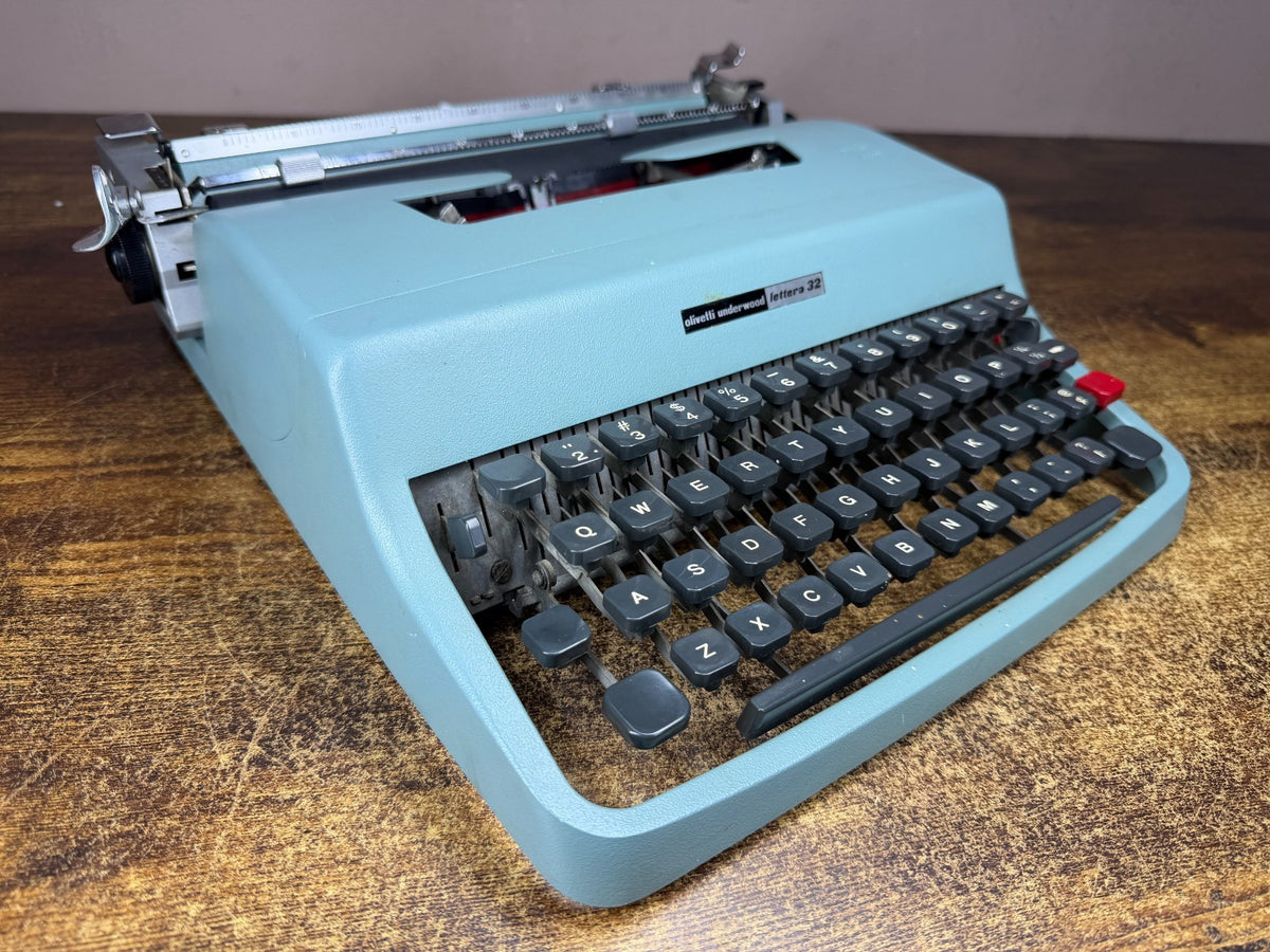 Serviced 1967 Olivetti Lettera 32 Vintage Ultra-Portable Typewriter