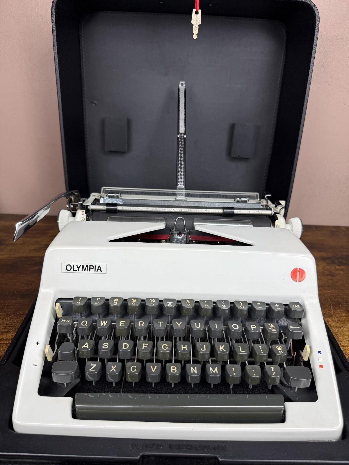 Excellent! Serviced 1971 Cursive/Script No.69 Olympia SM9 Vintage Typewriter