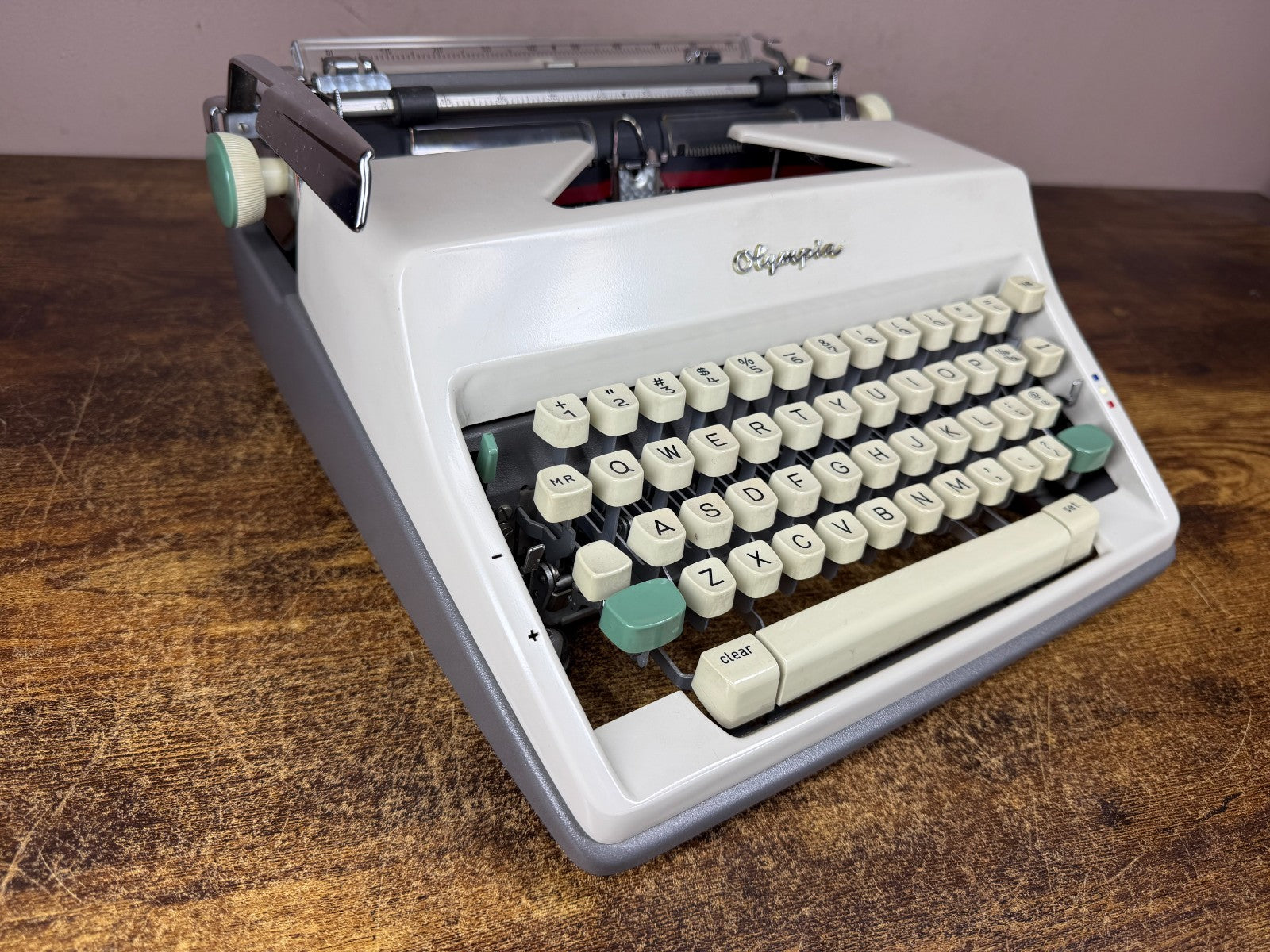 Near Mint! Serviced 1966 Cursive/Script No.69 Olympia SM9 Vintage Typewriter