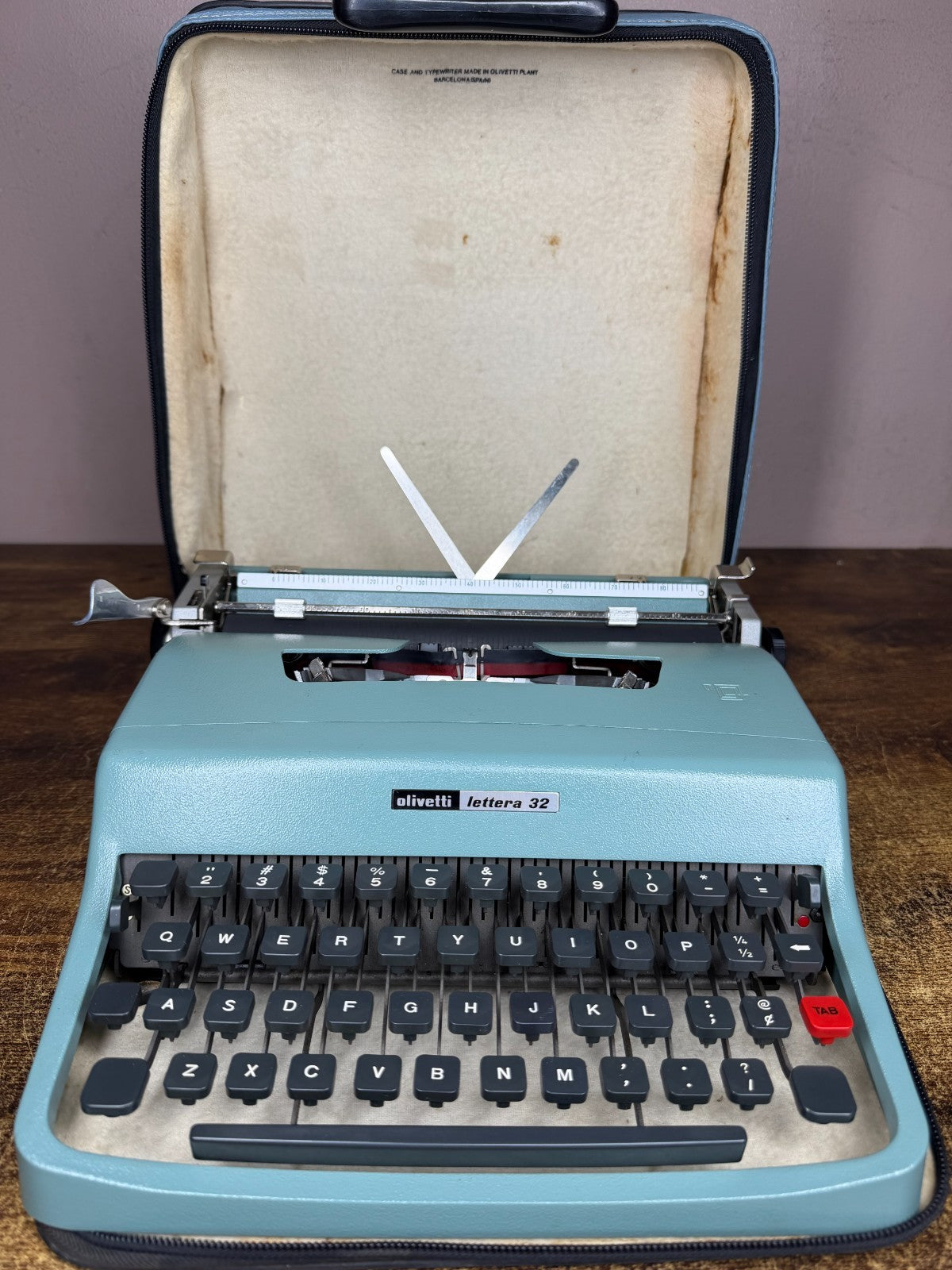 Excellent! Serviced 1974 Olivetti Lettera 32 Vintage Ultra-Portable Typewriter