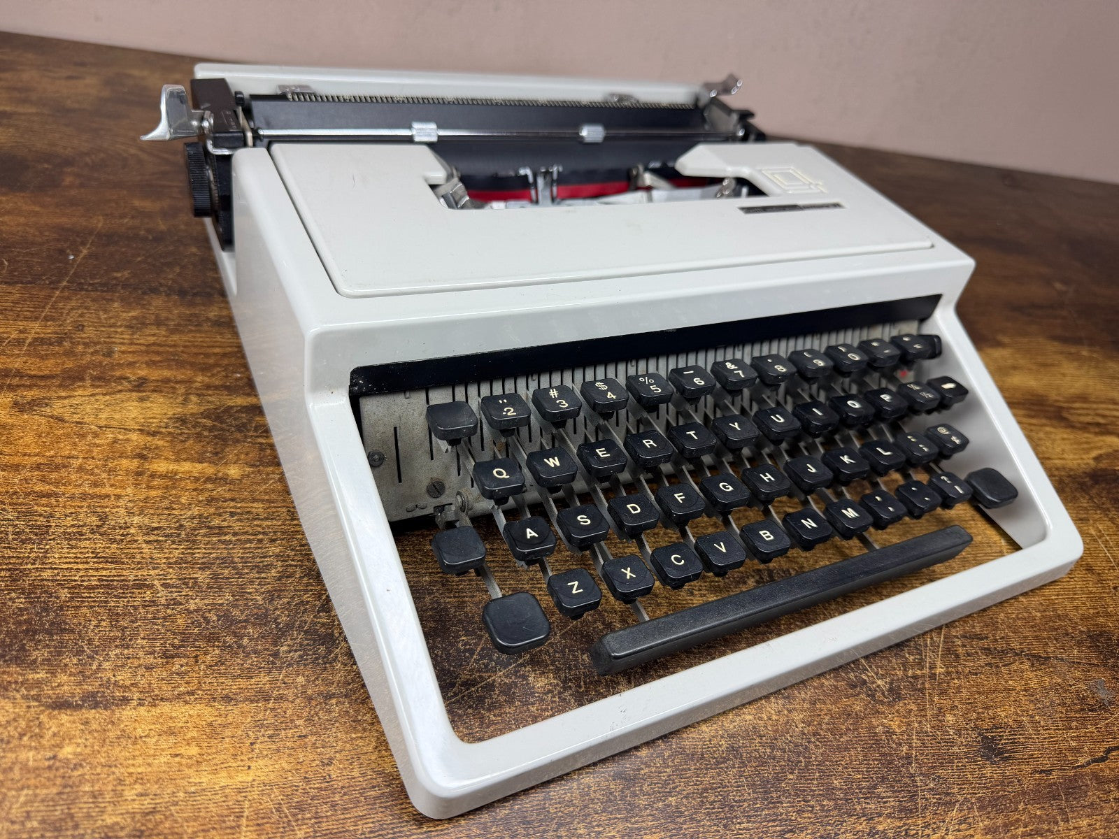 Nice! Serviced 1968 Olivetti Lettera 31 Vintage Ultra-Portable Typewriter Italy