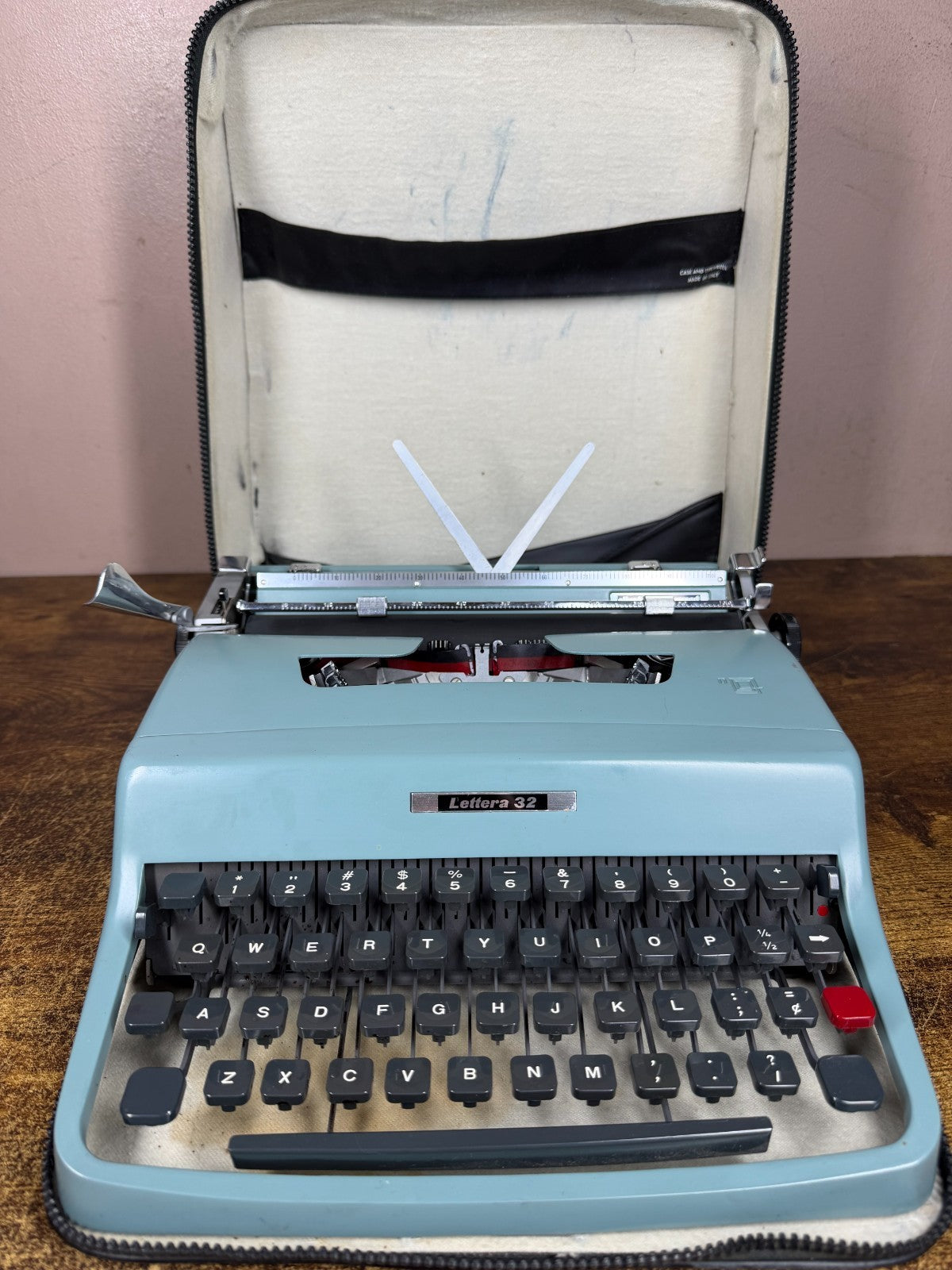 Near mint! Serviced 1964 Cursive/Script Olivetti Lettera 32 Vintage Typewriter