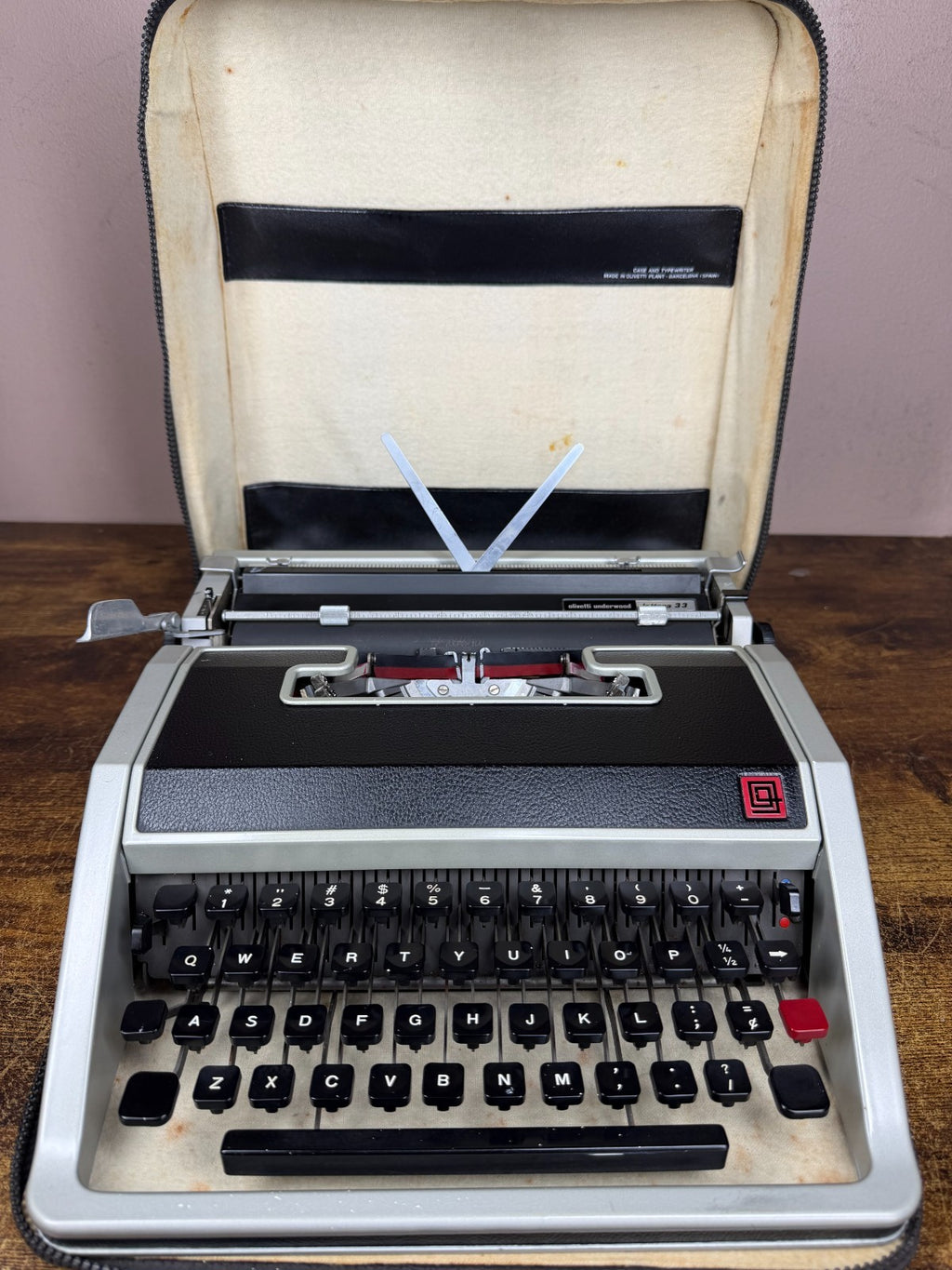 Excellent 1970s Cursive Script No75 Olivetti Lettera 33 Ultraportable Typewriter