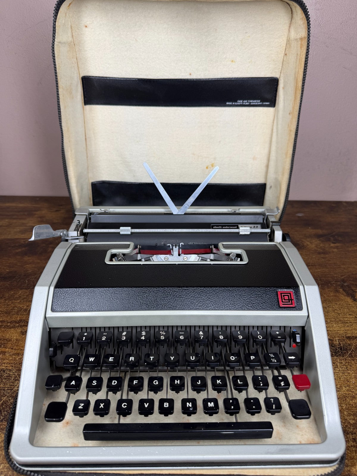 Excellent 1970s Cursive Script No75 Olivetti Lettera 33 Ultraportable Typewriter