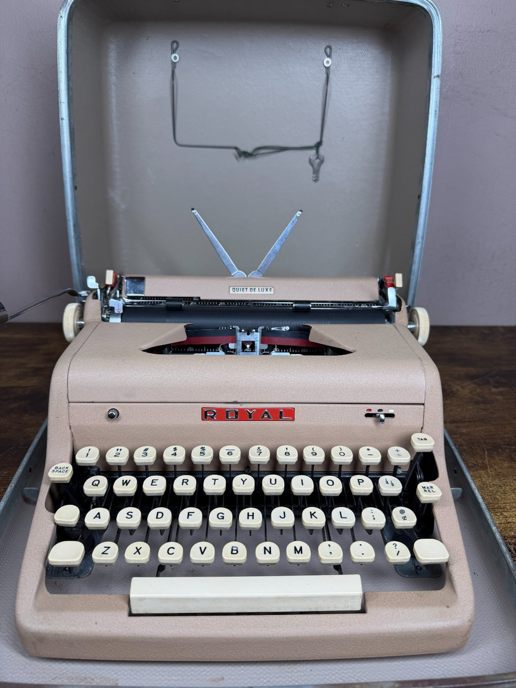 Nice! Serviced 1957 Royal Quiet De Luxe Tan Crinkle Typewriter Book Typeface