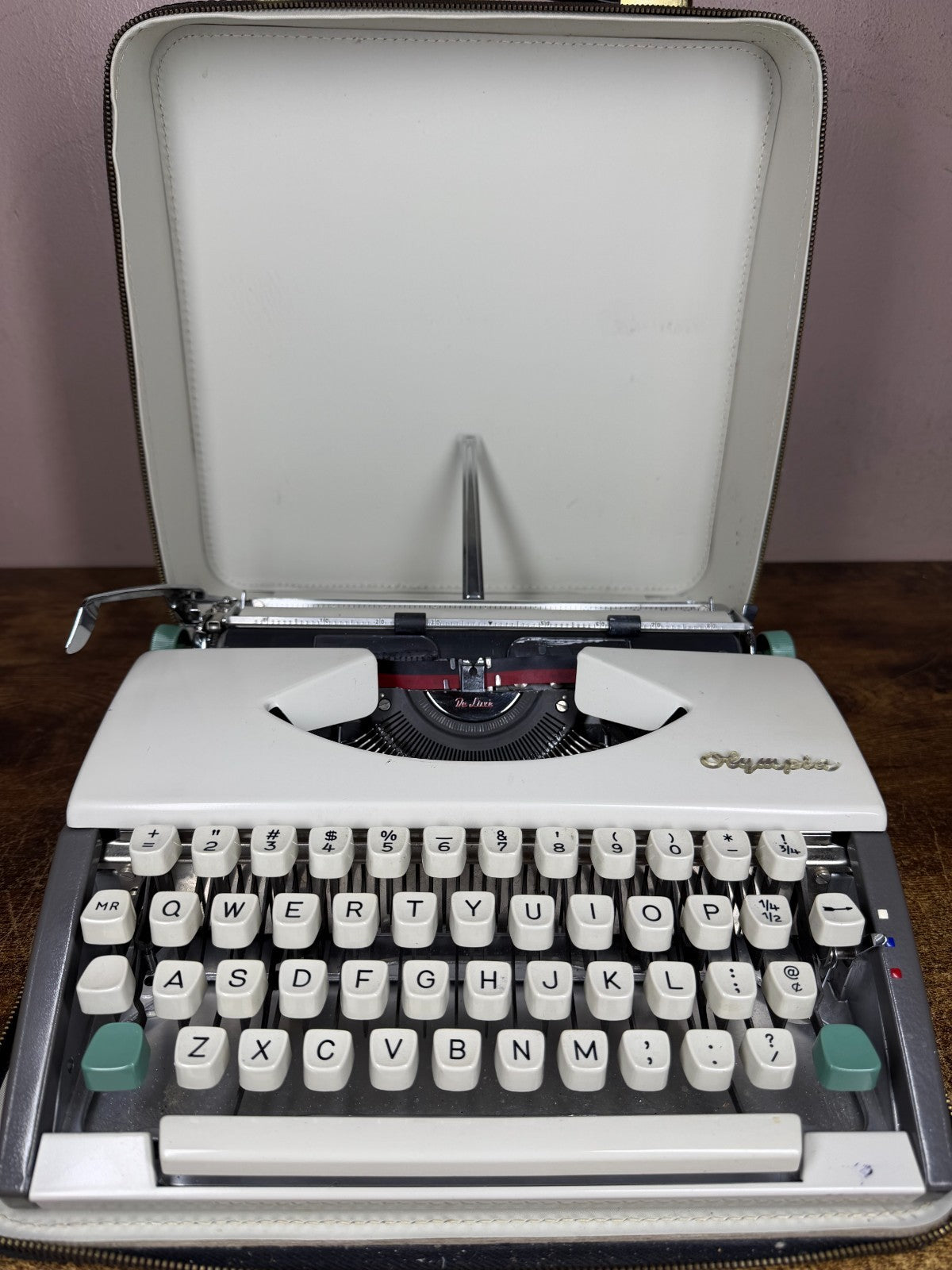 Excellent! Serviced 1958 Olympia SF De Luxe Vintage Ultra-Portable Typewriter