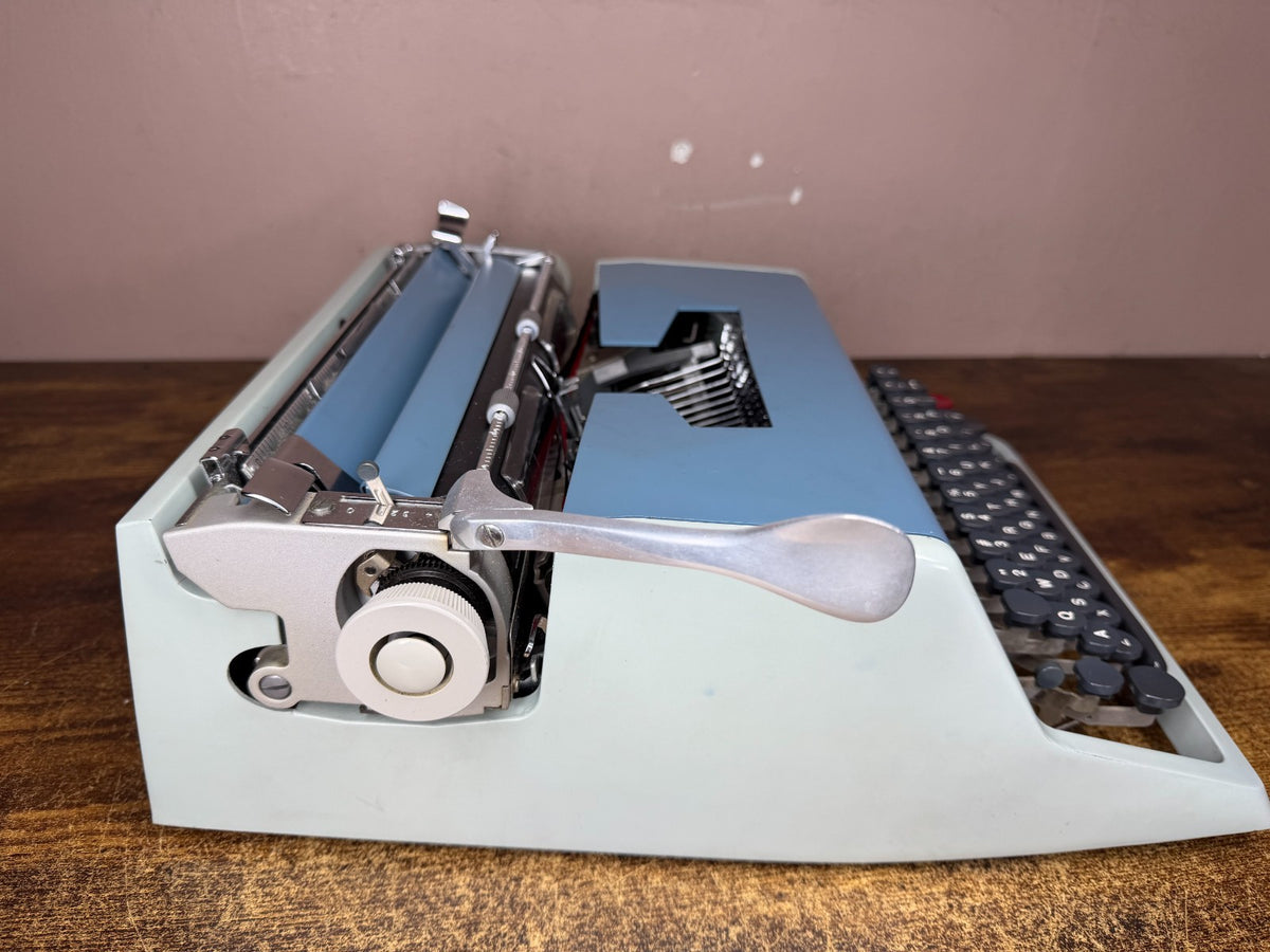 Excellent! Serviced 1966 Olivetti Underwood 21 Vintage Portable Typewriter