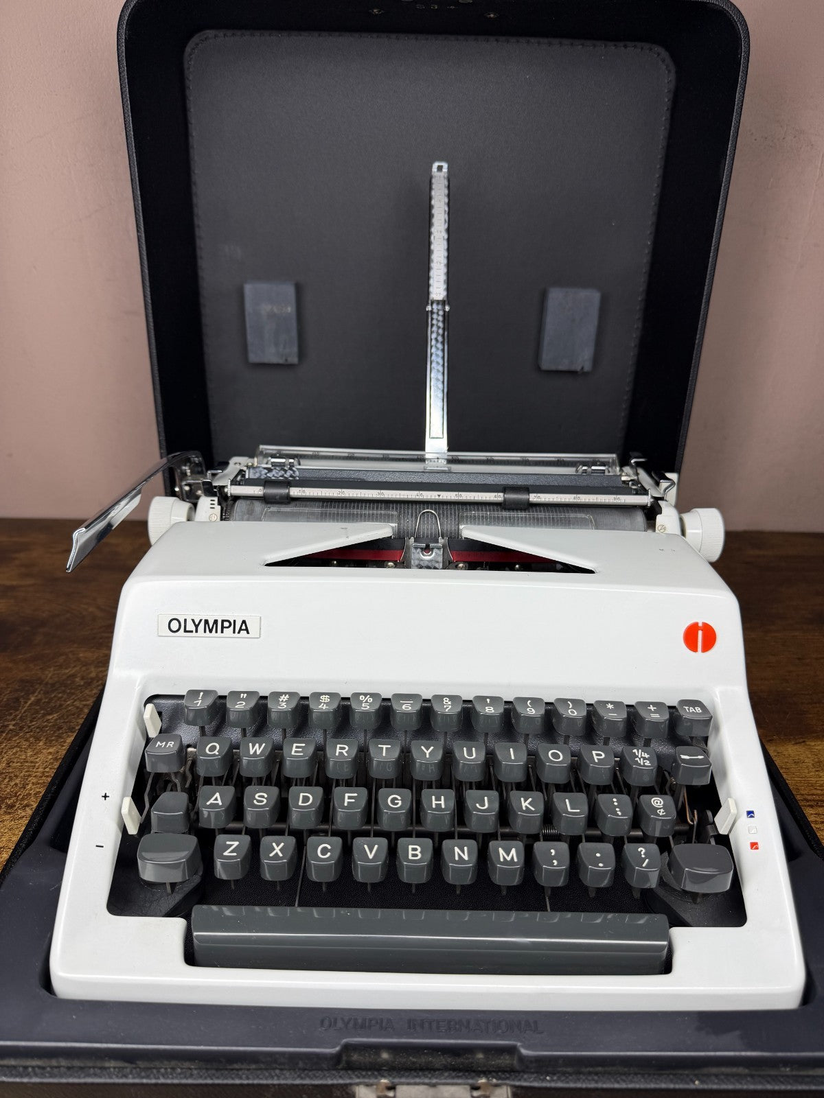 Excellent Serviced 1972 Olympia SM9 Senatorial No.71 Vintage Portable Typewriter