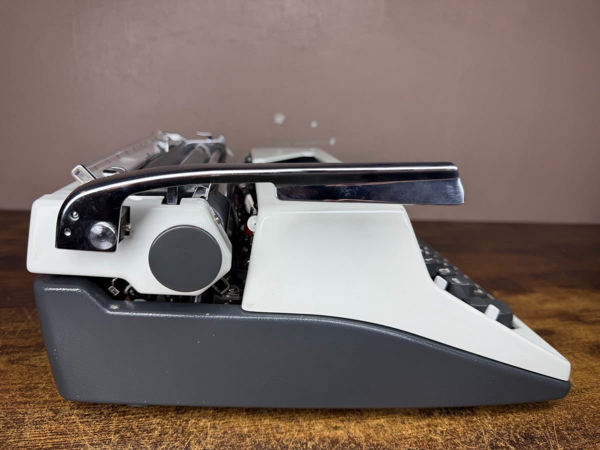 Near Mint! Serviced 1971 Cursive/Script No.69 Olympia SM9 Vintage Typewriter