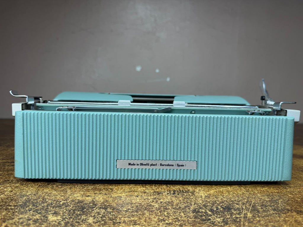 Excellent 1968 Cursive/Script No.75 Olivetti Lettera 32 Ultraportable Typewriter