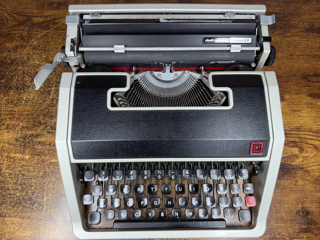 Excellent 1970s Cursive Script No75 Olivetti Lettera 33 Ultraportable Typewriter