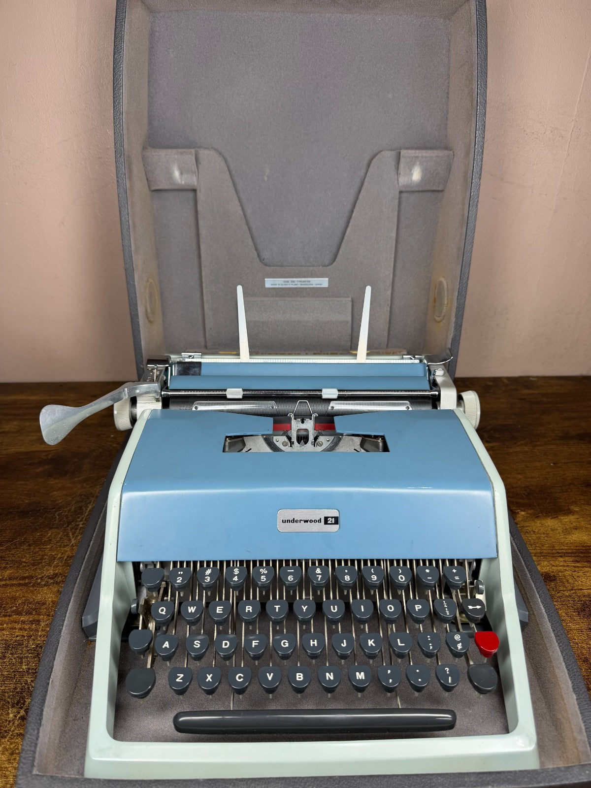 Excellent! Serviced 1966 Olivetti Underwood 21 Vintage Portable Typewriter