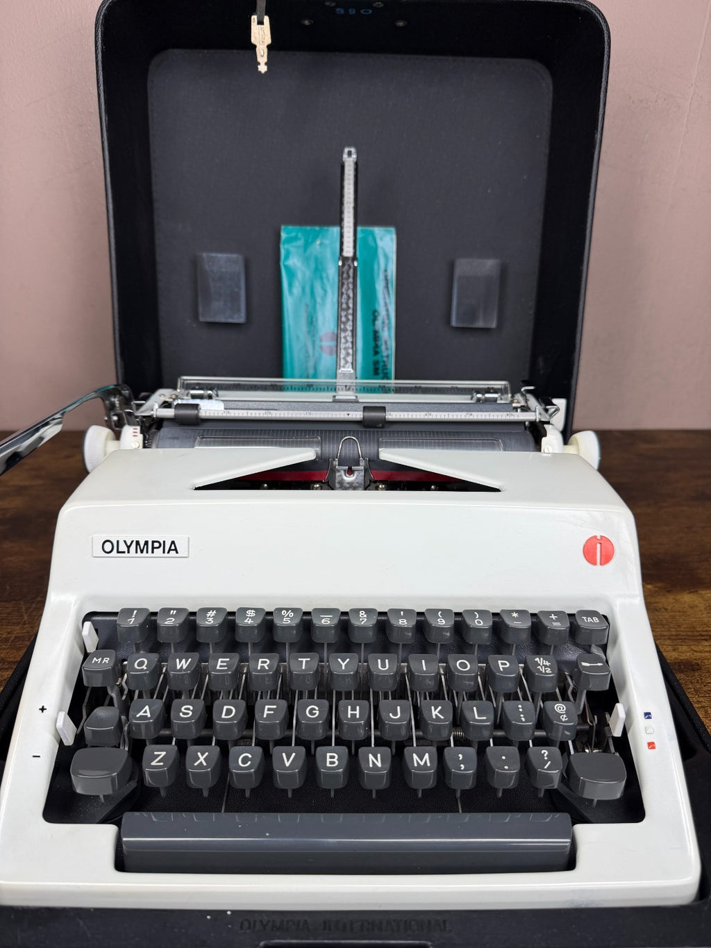 Near Mint! Serviced 1971 Olympia SM9 Portable Typewriter Modern Pica No.67 Font