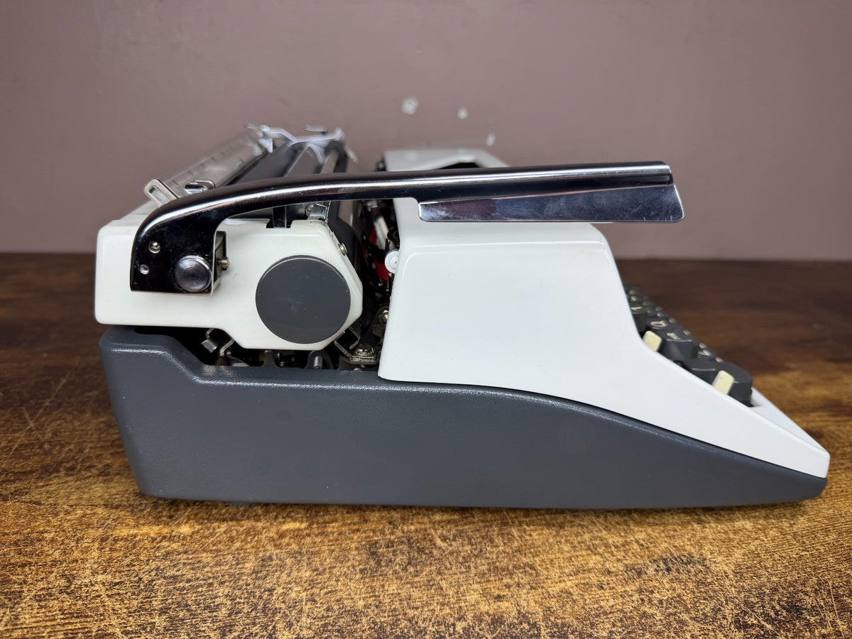 Excellent! Serviced 1971 Cursive/Script No.69 Olympia SM9 Vintage Typewriter