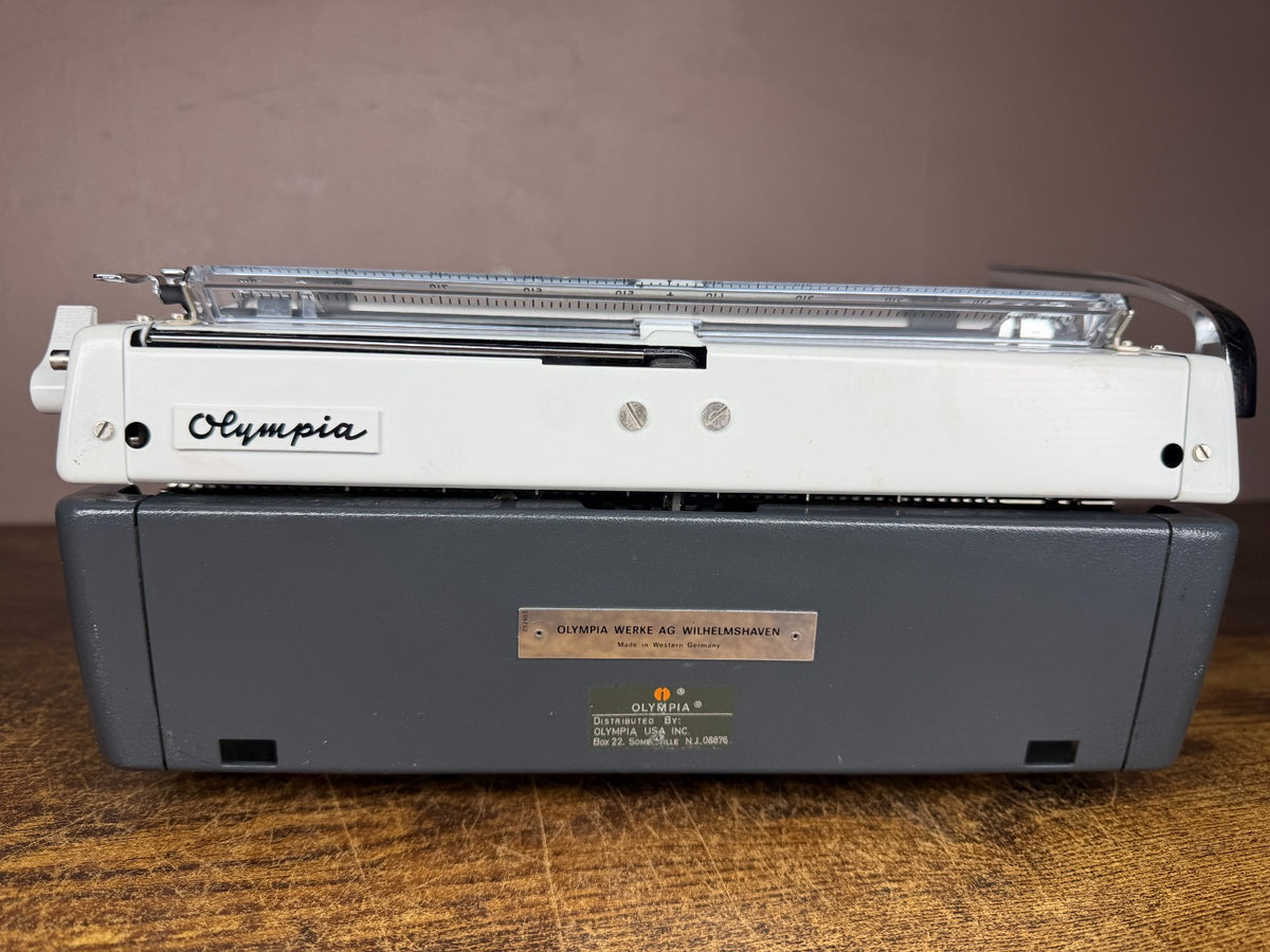 Near Mint! Serviced 1971 Cursive/Script No.69 Olympia SM9 Vintage Typewriter