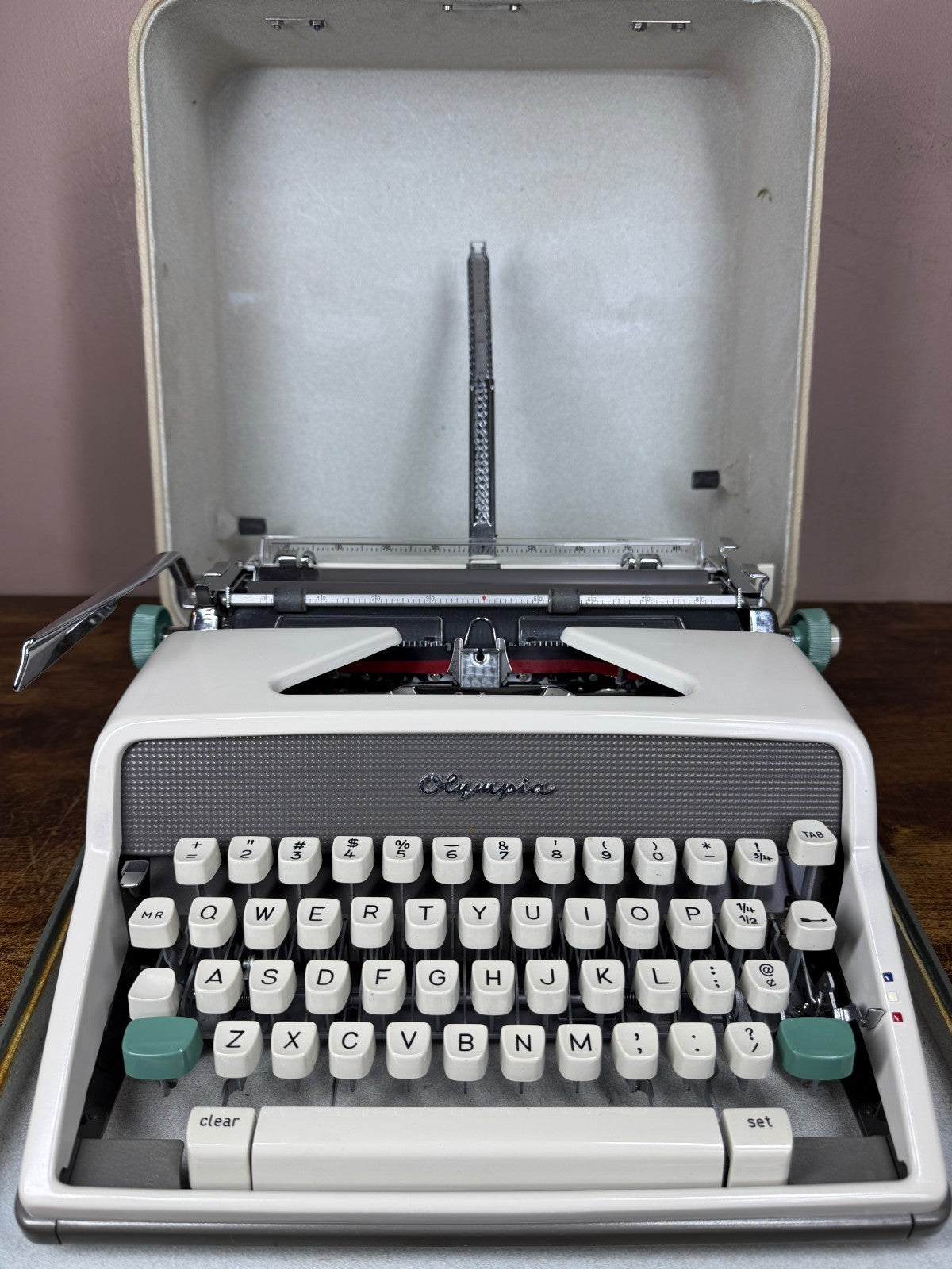 Excellent! Serviced 1961 Olympia SM7 Vintage Typewriter Congress Pica No.83