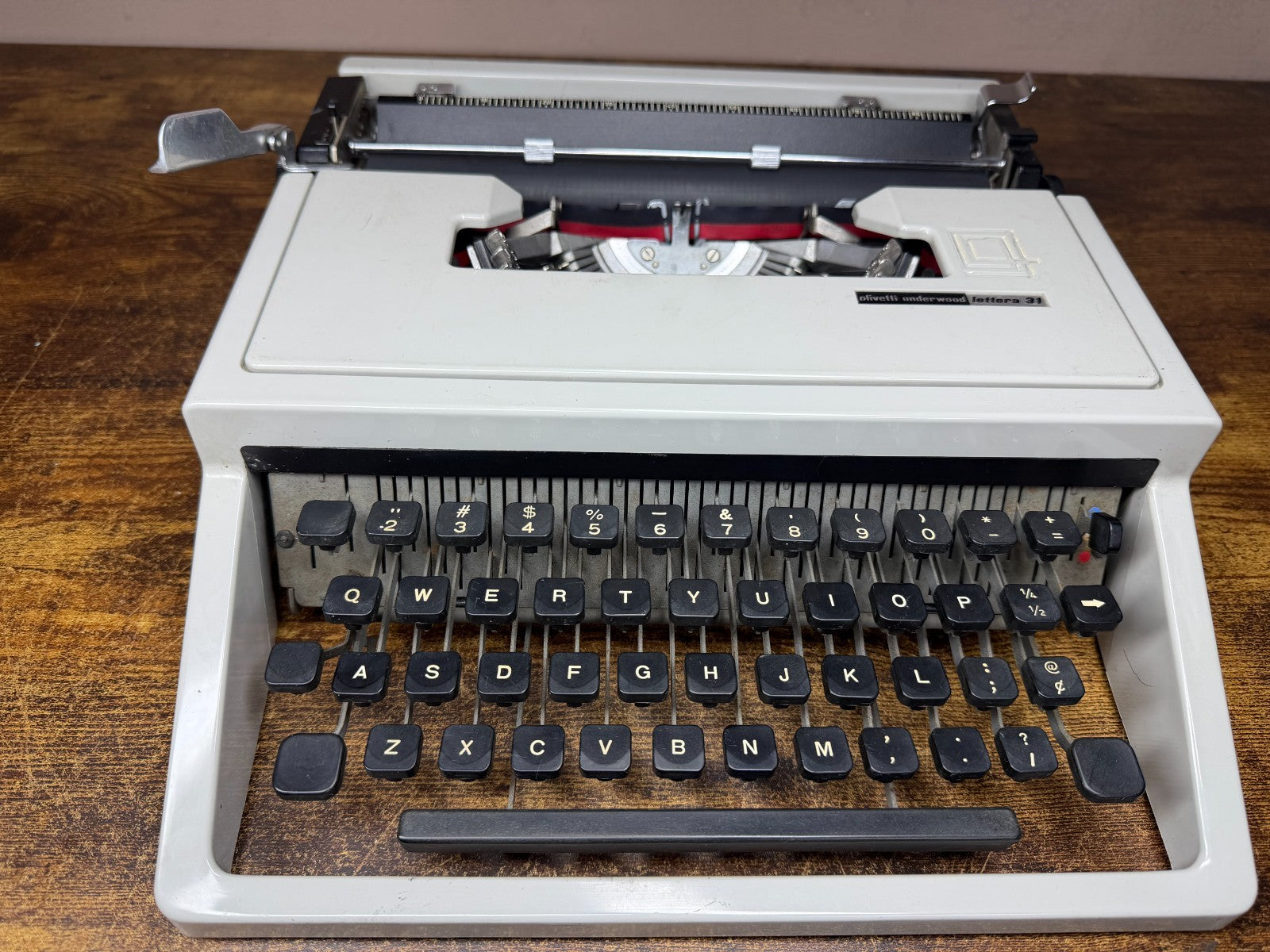Nice! Serviced 1968 Olivetti Lettera 31 Vintage Ultra-Portable Typewriter Italy