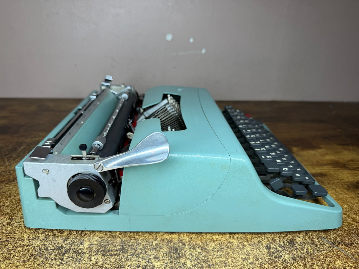 Nice! Serviced 1973 Olivetti Lettera 32 Vintage Ultra-Portable Typewriter