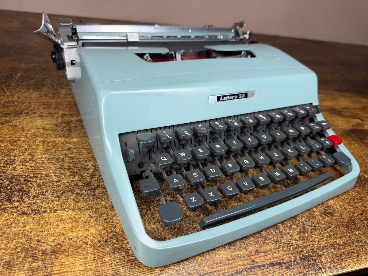 Near mint! Serviced 1964 Cursive/Script Olivetti Lettera 32 Vintage Typewriter