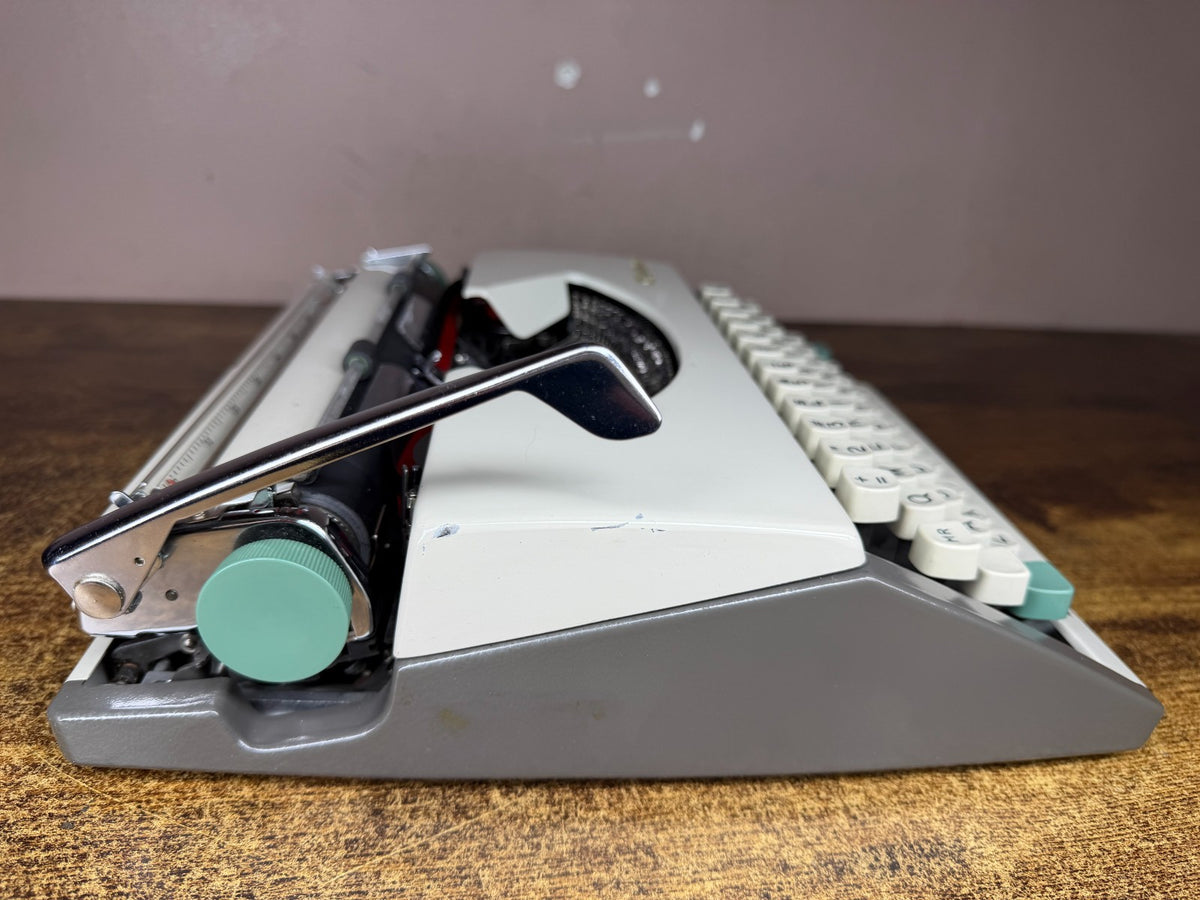 Excellent! Serviced 1958 Olympia SF De Luxe Vintage Ultra-Portable Typewriter
