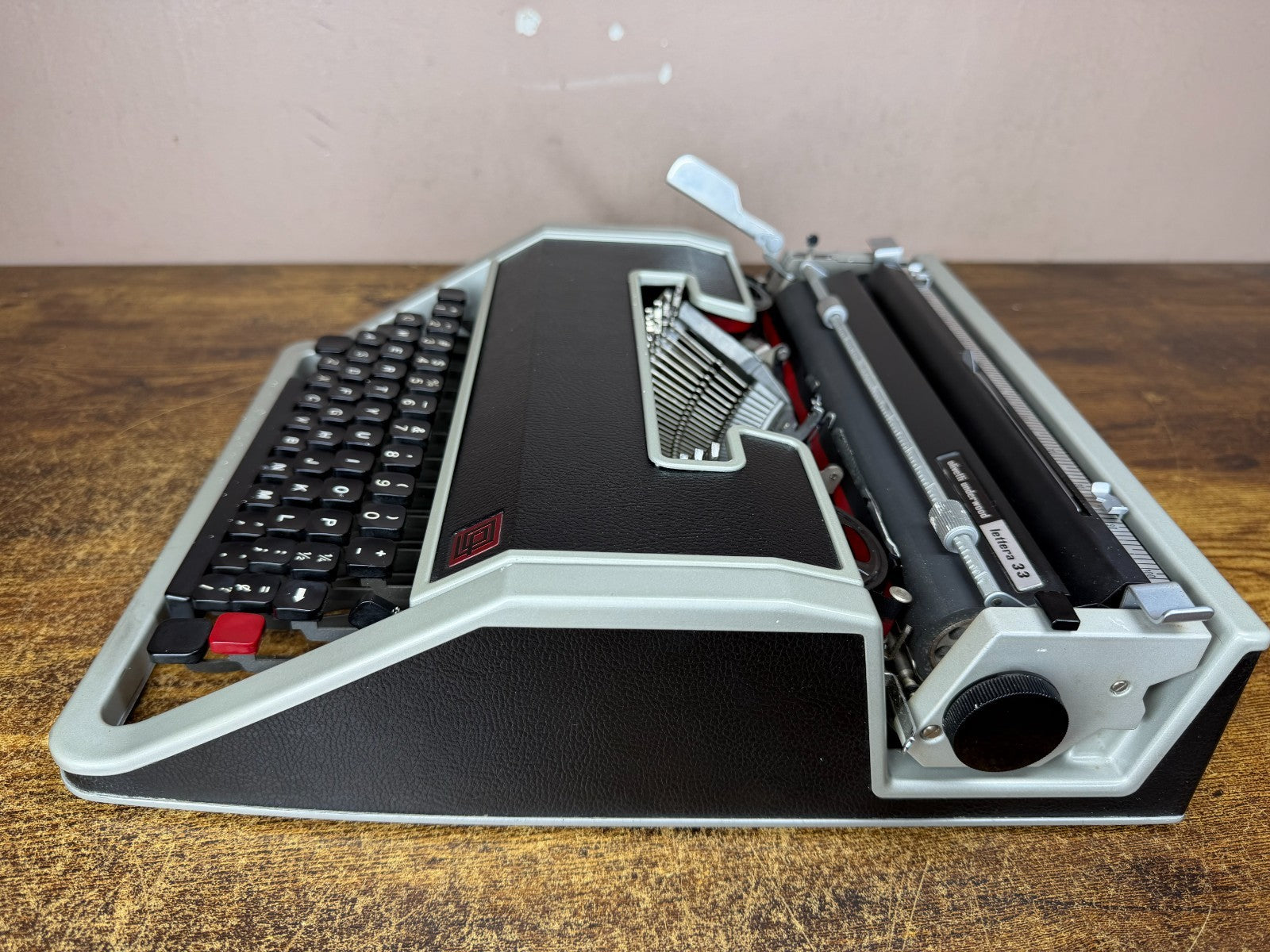 Excellent 1970s Cursive Script No75 Olivetti Lettera 33 Ultraportable Typewriter