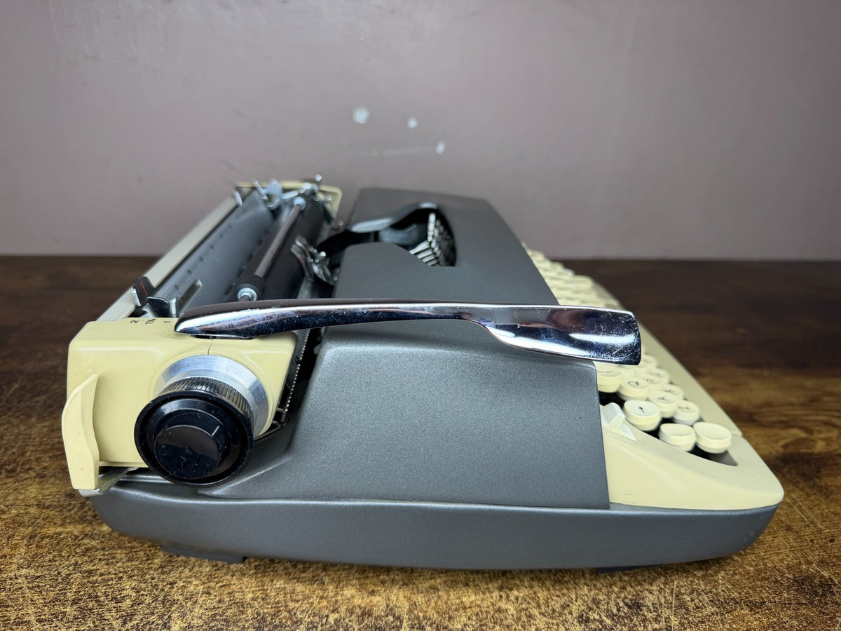 Excellent! Serviced 1972 Cursive/Script Smith-Corona Classic 10 Typewriter