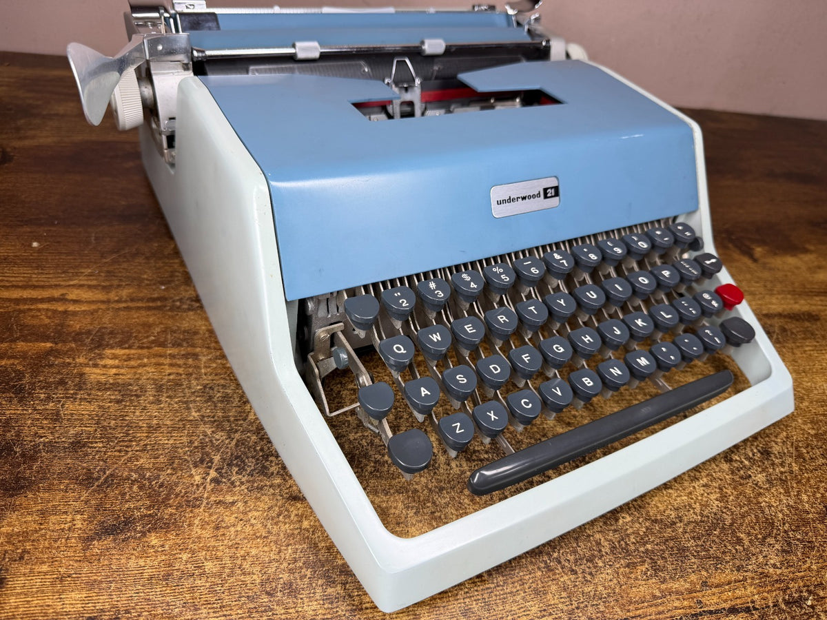 Excellent! Serviced 1966 Olivetti Underwood 21 Vintage Portable Typewriter