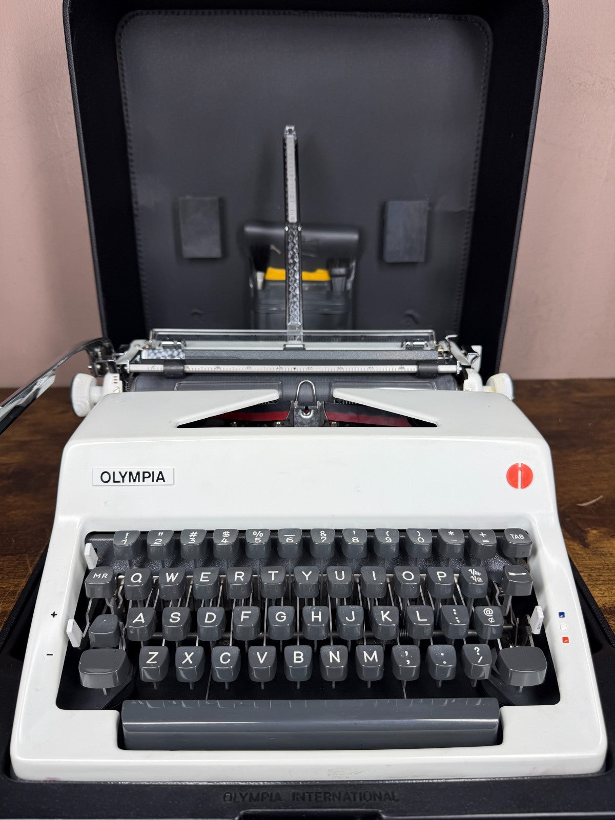 Near Mint! Serviced 1971 Cursive/Script No.69 Olympia SM9 Vintage Typewriter