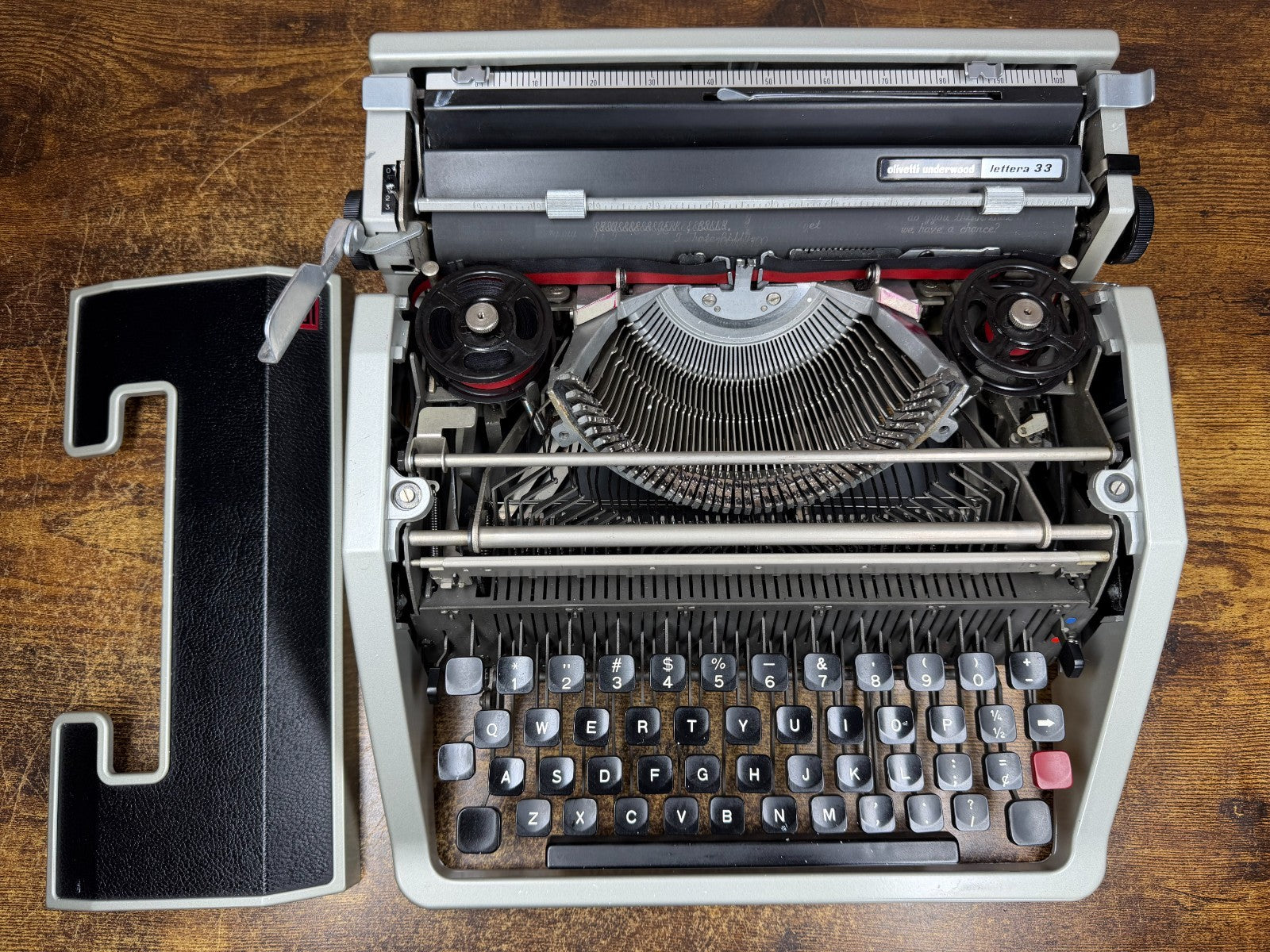 Excellent 1970s Cursive Script No75 Olivetti Lettera 33 Ultraportable Typewriter