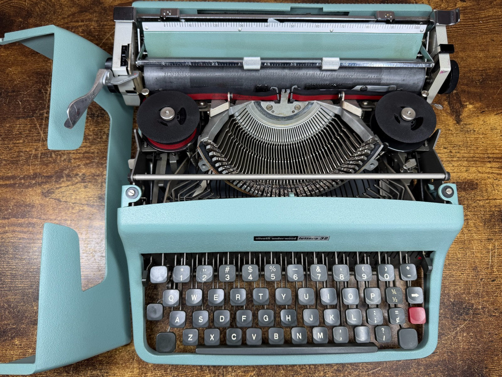 Excellent 1968 Cursive/Script No.75 Olivetti Lettera 32 Ultraportable Typewriter