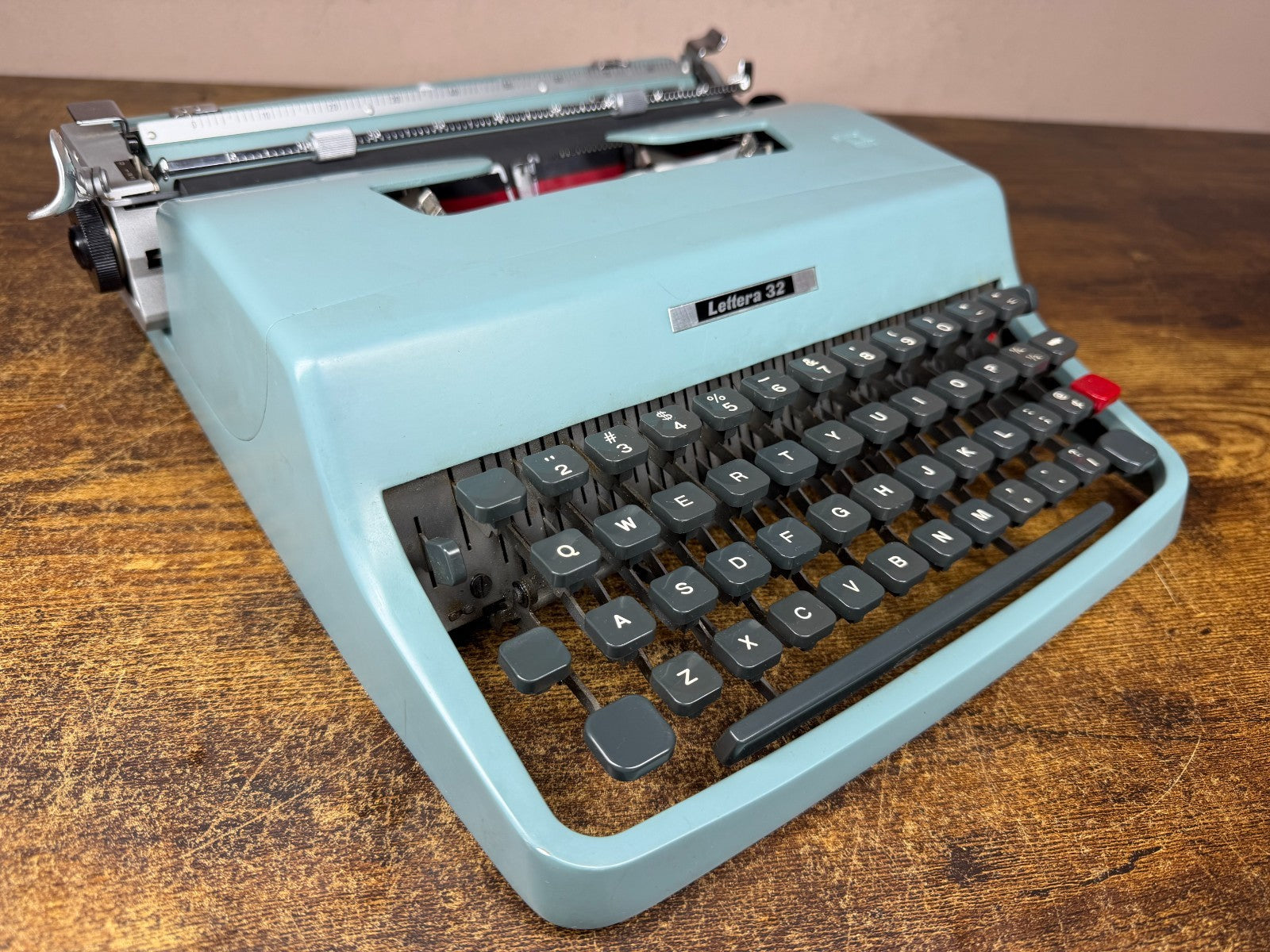 Nice! Serviced 1965 Olivetti Lettera 32 Vintage Ultra-Portable Typewriter