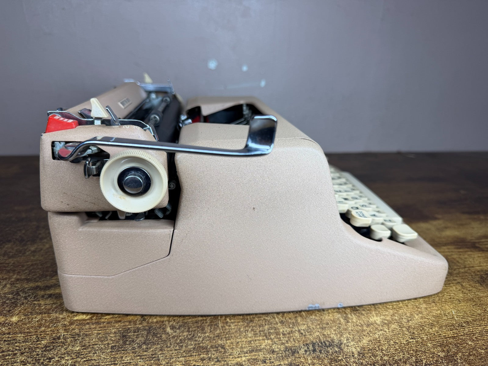 Nice! Serviced 1957 Royal Quiet De Luxe Tan Crinkle Typewriter Book Typeface