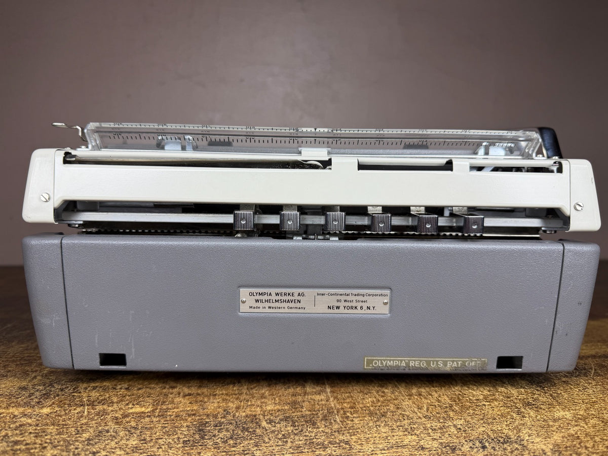 Near Mint! Serviced Cursive/Script No.69 1965 Olympia SM8 Vintage Typewriter