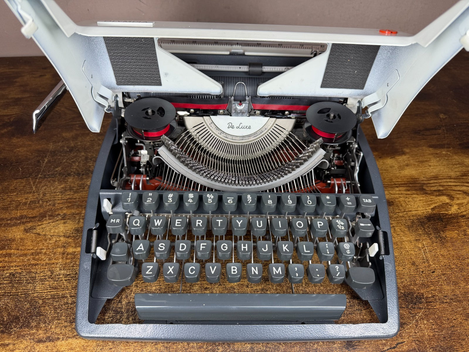 Near Mint! Serviced 1971 Olympia SM9 Portable Typewriter Modern Pica No.67 Font