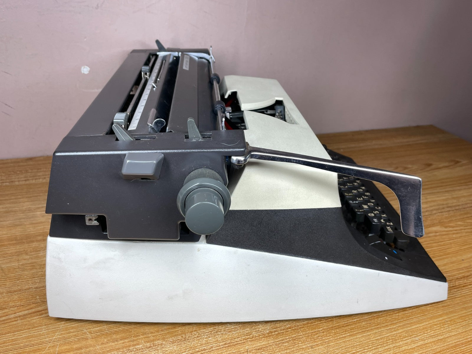 1977 Adler Universal 200 Serviced Fully Functional Vintage Desktop Typewriter