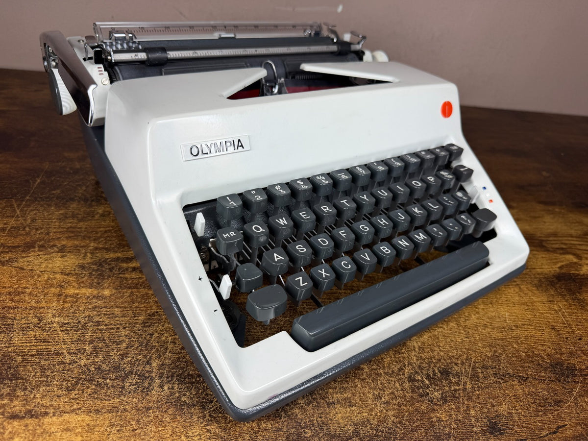 Near Mint! Serviced 1971 Cursive/Script No.69 Olympia SM9 Vintage Typewriter