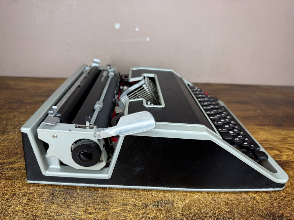 Excellent 1970s Cursive Script No75 Olivetti Lettera 33 Ultraportable Typewriter