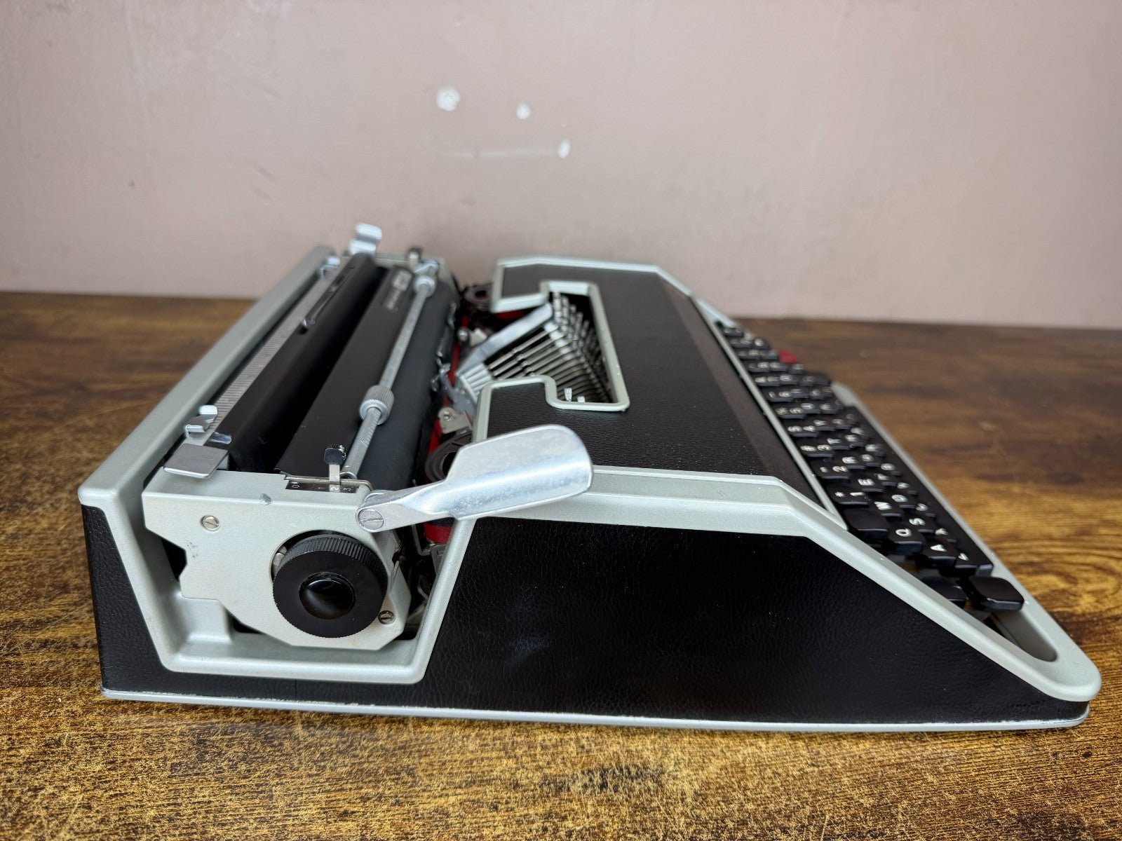 Excellent 1970s Cursive Script No75 Olivetti Lettera 33 Ultraportable Typewriter