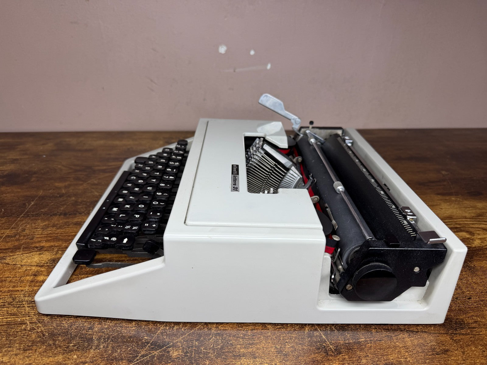Nice! Serviced 1972 Olivetti Lettera 31 Vintage Ultra-Portable Typewriter