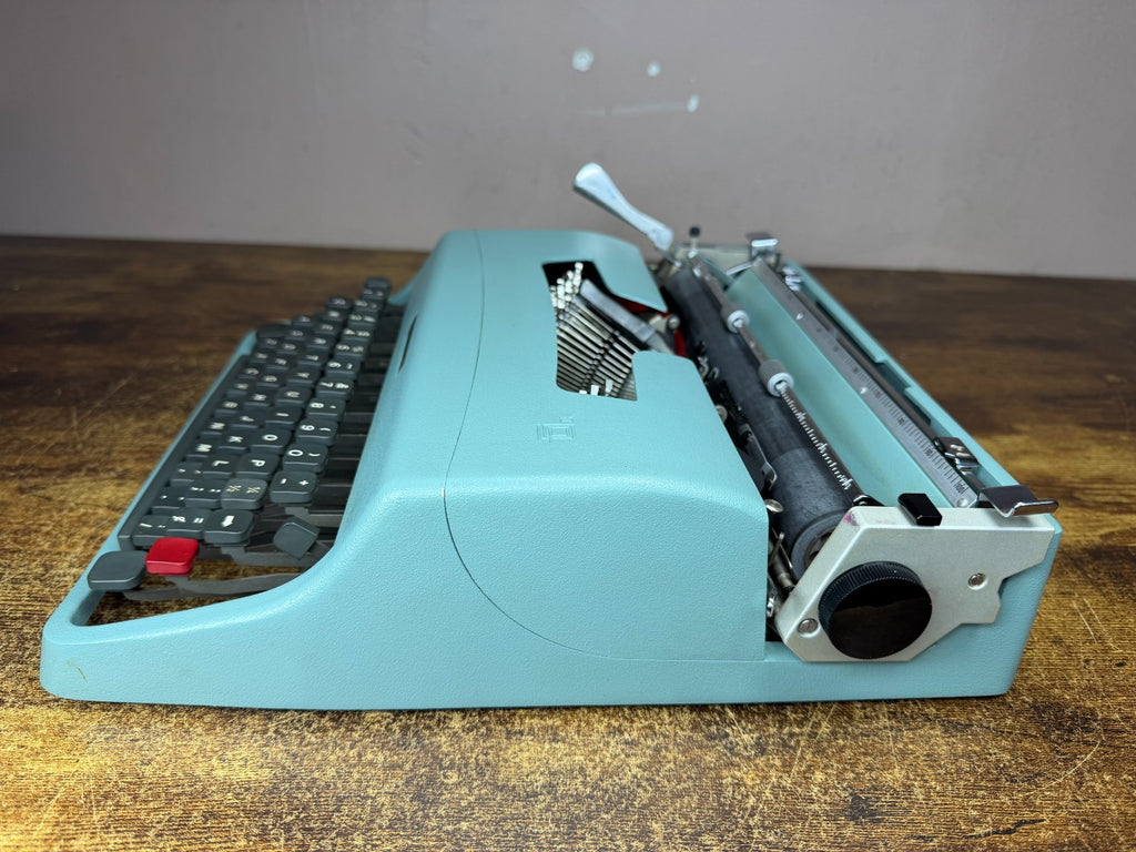 Excellent 1968 Cursive/Script No.75 Olivetti Lettera 32 Ultraportable Typewriter