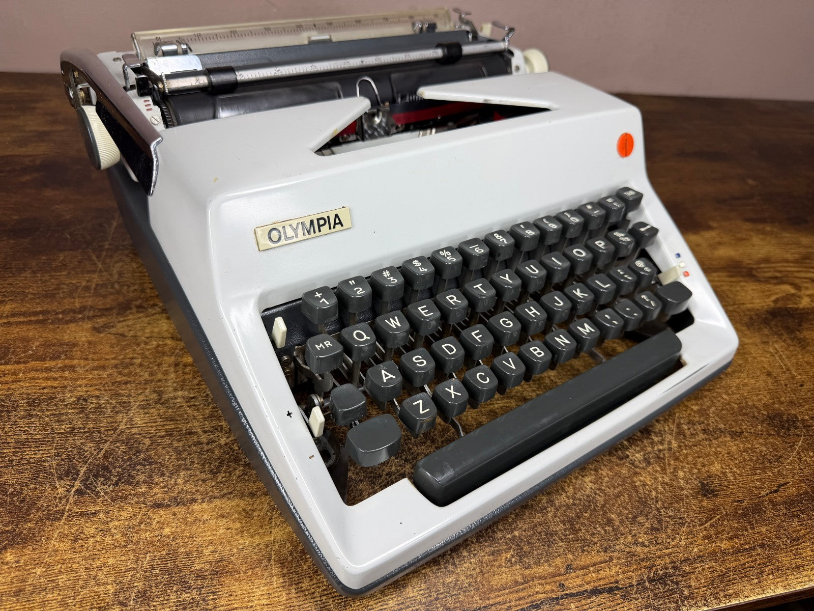 Nice! Serviced 1969 Cursive/Script No.69 Olympia SM9 Vintage Typewriter