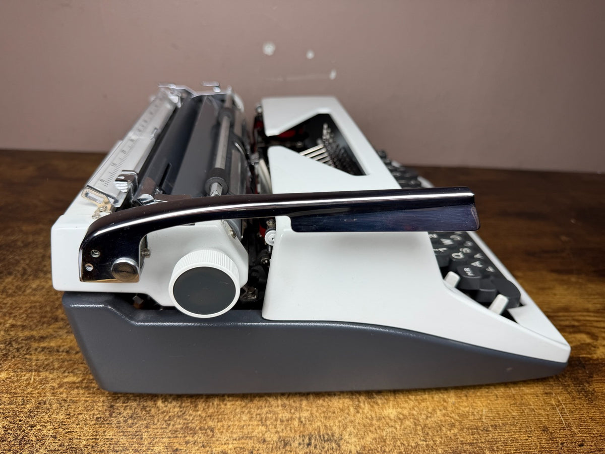 Excellent Serviced 1972 Olympia SM9 Senatorial No.71 Vintage Portable Typewriter