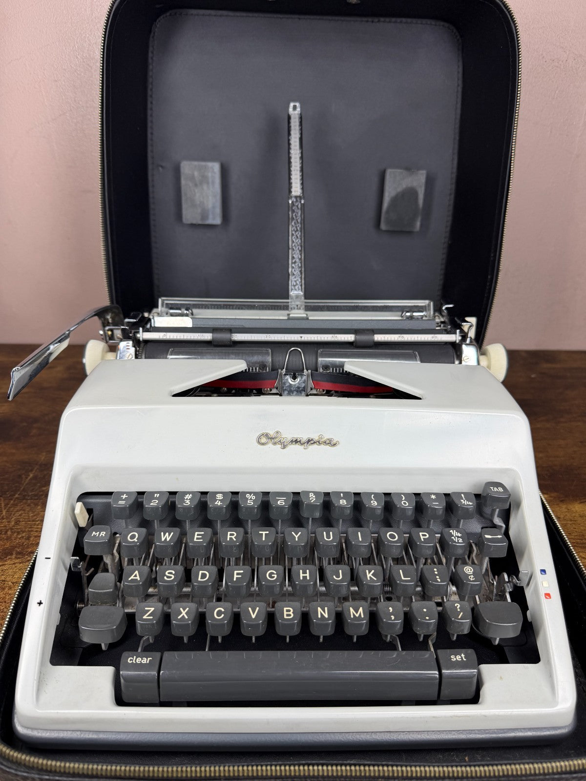 Excellent! Serviced 1969 Olympia SM9 Vintage Typewriter w Rare Pica No.61 Font