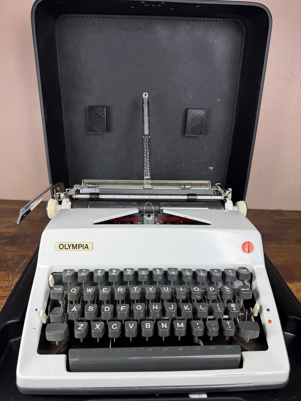 Nice! Serviced 1969 Cursive/Script No.69 Olympia SM9 Vintage Typewriter