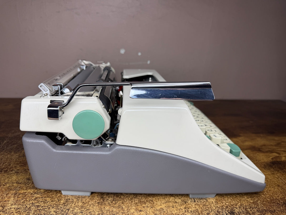 Near Mint! Serviced Cursive/Script No.69 1965 Olympia SM8 Vintage Typewriter