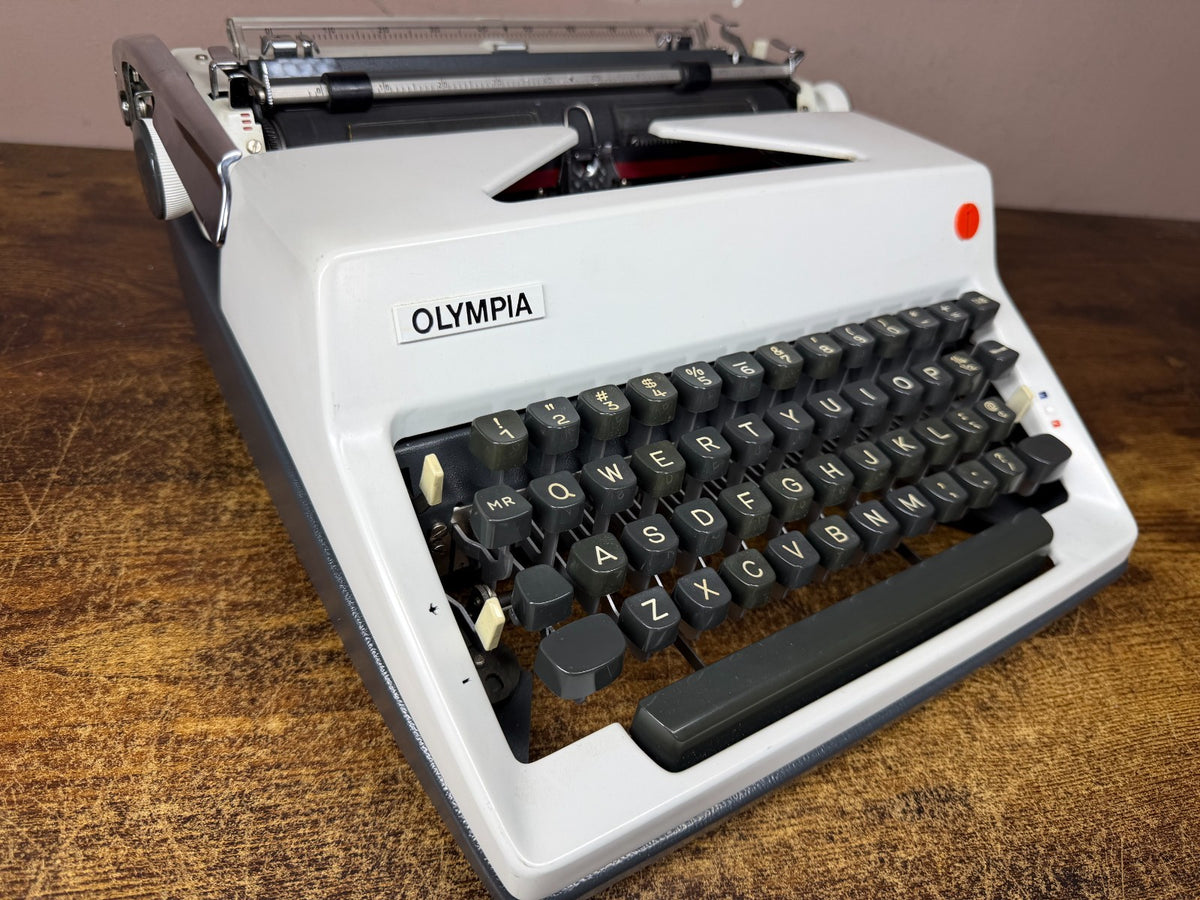 Excellent! Serviced 1971 Cursive/Script No.69 Olympia SM9 Vintage Typewriter