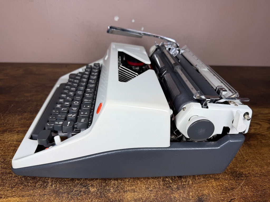 Near Mint! Serviced 1971 Olympia SM9 Portable Typewriter Modern Pica No.67 Font